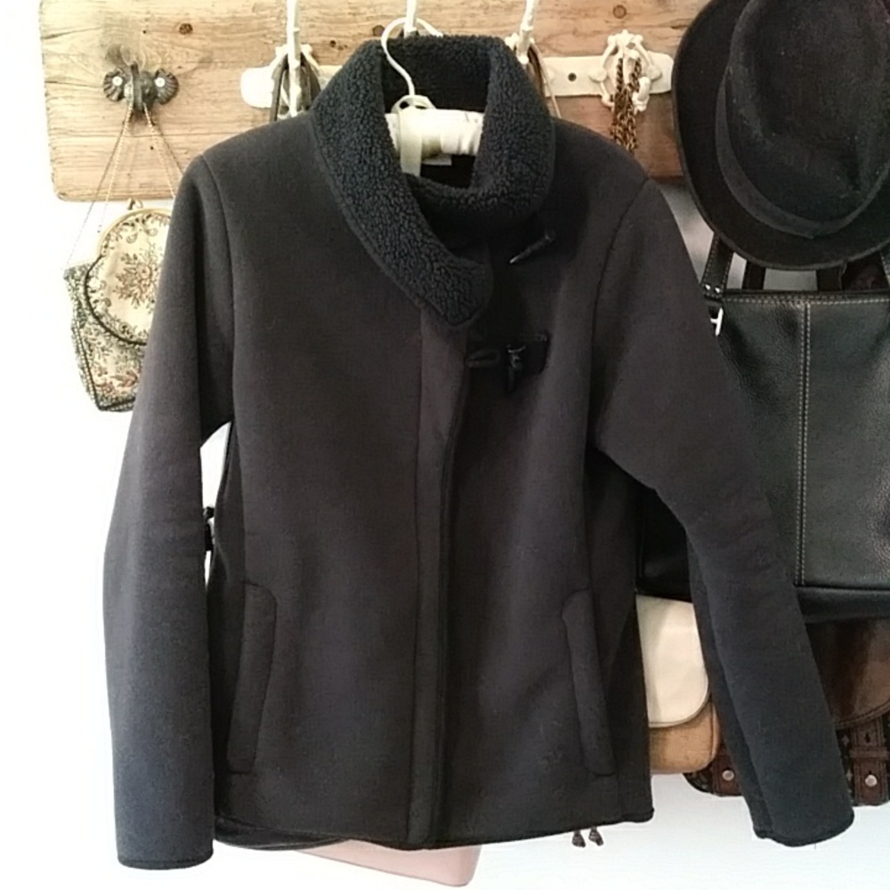 Columbia fleece semi-fitted jacket. Size small to medium.
